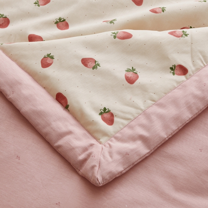 91家纺网 家纺一手货源 找家纺 怡家居 2024新款全棉印花手包边夏被四件套 点点草莓