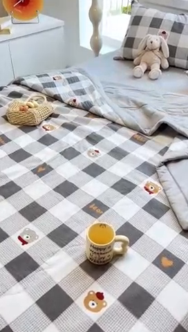 91家纺网 家纺一手货源 找家纺 安哆啦家纺 2024新款A类泡泡棉印花夏被四件套 格子小熊