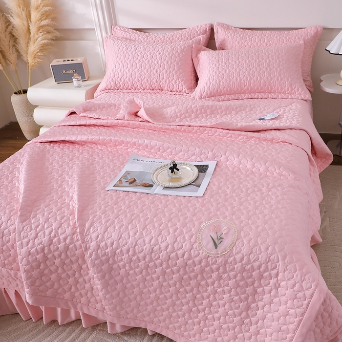 91家纺网 家纺一手货源 找家纺 佳梦家纺 2024新款花边天丝床盖三件套 冰雪绸天丝-樱花粉