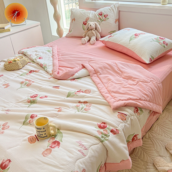 91家纺网 家纺一手货源 找家纺 安哆啦家纺 2024新款A类泡泡棉印花夏被四件套 恋人未满