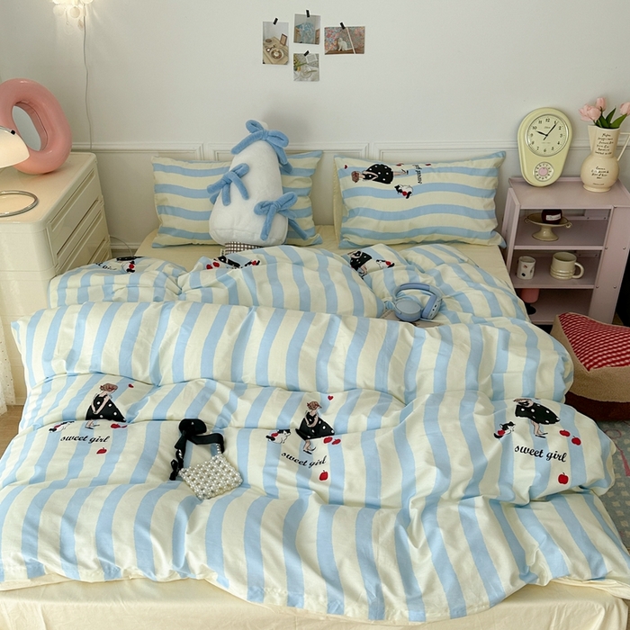 91家纺网 家纺一手货源 找家纺 昔可家纺 2024开春新款全棉印花卡通四件套 蓝条女孩