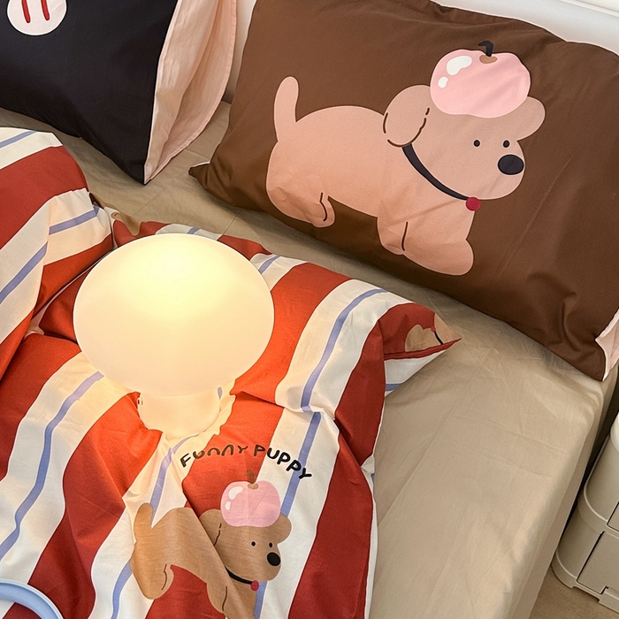 91家纺网 家纺一手货源 找家纺 昔可家纺 2024新款全棉卡通大版印花四件套 红条苹果狗