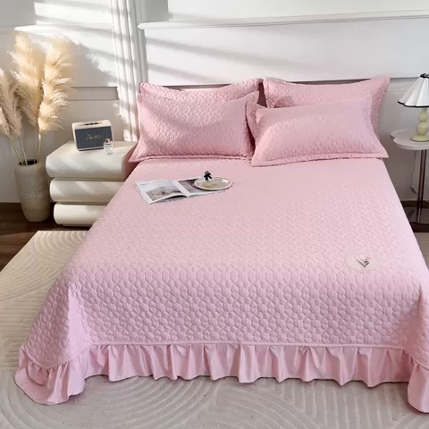 91家纺网 家纺一手货源 找家纺 佳梦家纺 2024新款花边天丝床盖三件套 冰雪绸天丝-樱花粉