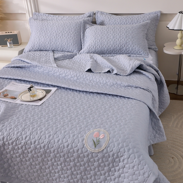 91家纺网 家纺一手货源 找家纺 佳梦家纺 2024新款花边天丝床盖三件套 冰雪绸天丝-浅灰色