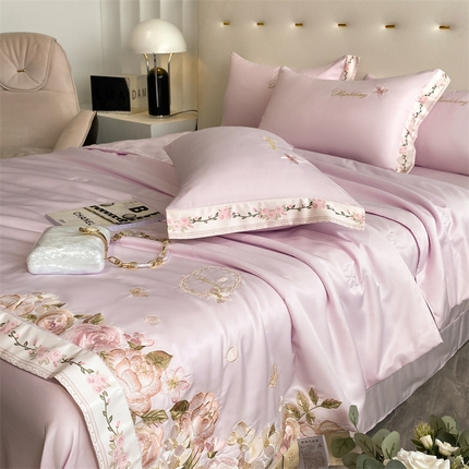 91家纺网 家纺一手货源 找家纺 2024新款燕窝蛋白刺绣A类雪莲天丝数码边夏被四件套 浅紫