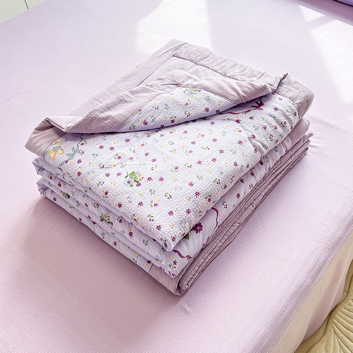 91家纺网 家纺一手货源 找家纺 安哆啦家纺 2024新款A类泡泡棉印花夏被四件套 庄园兔