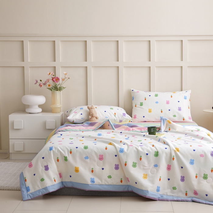 91家纺网 家纺一手货源 找家纺 怡家居 2024新款全棉印花手包边夏被四件套 七彩小兔