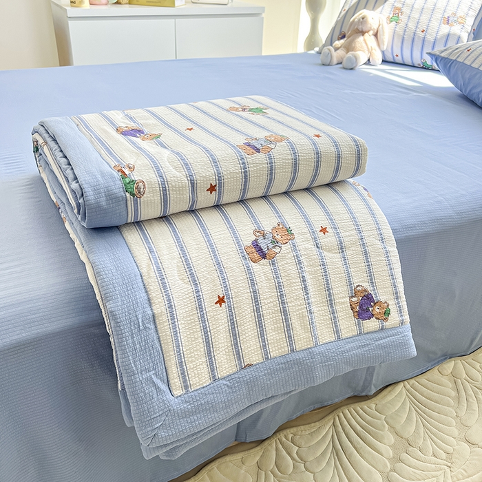 91家纺网 家纺一手货源 找家纺 安哆啦家纺 2024新款A类泡泡棉印花夏被四件套 线条熊