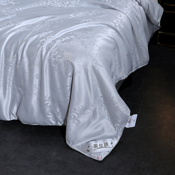 91家纺网 家纺一手货源 找家纺 恒鑫家纺 2025新款提花蚕丝夏凉被被子被芯 绅士灰