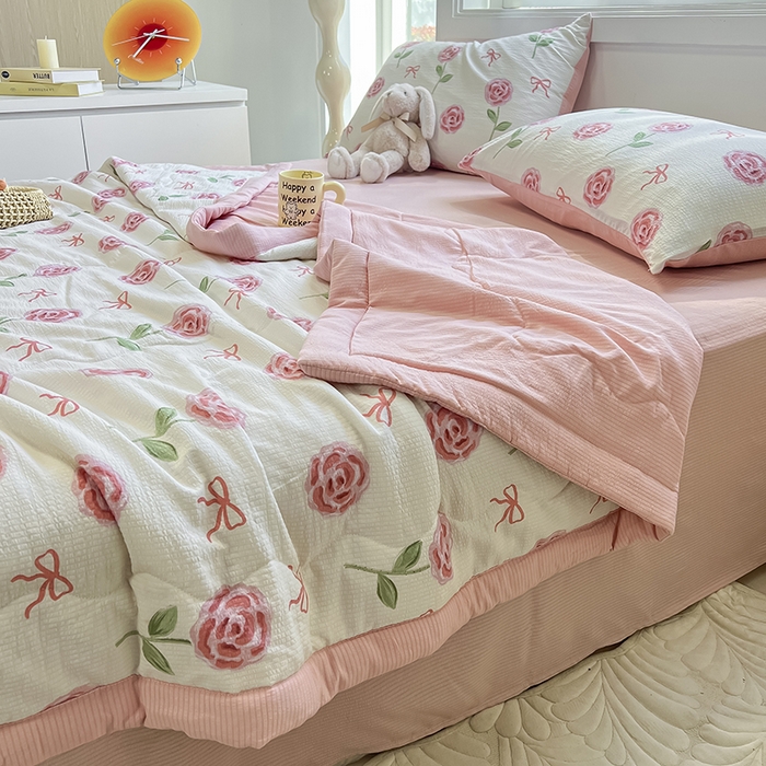 91家纺网 家纺一手货源 找家纺 安哆啦家纺 2024新款A类泡泡棉印花夏被四件套 甜茶日记