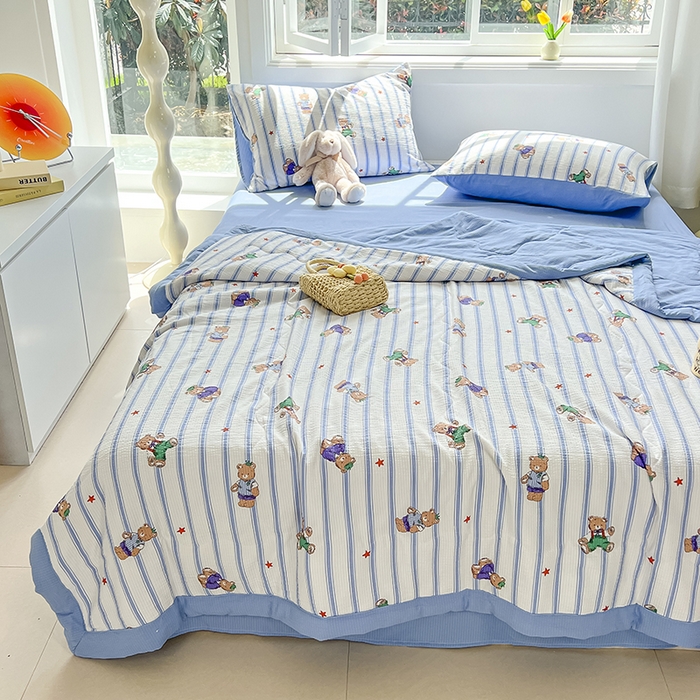 91家纺网 家纺一手货源 找家纺 安哆啦家纺 2024新款A类泡泡棉印花夏被四件套 线条熊