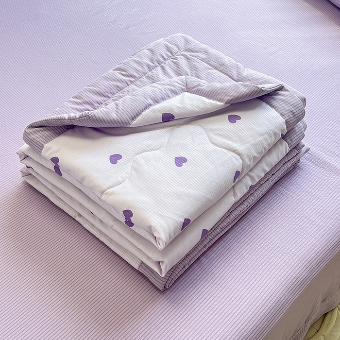 91家纺网 家纺一手货源 找家纺 安哆啦家纺 2024新款A类泡泡棉印花夏被四件套 紫爱心