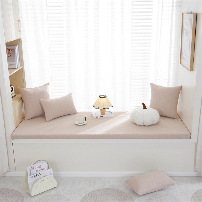 91家纺网 家纺一手货源 找家纺 共鸣沙发垫  2024新款5cm厚50D玉米粒绒回形格海绵飘窗垫 回形格浅咖