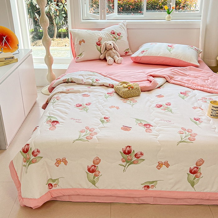 91家纺网 家纺一手货源 找家纺 安哆啦家纺 2024新款A类泡泡棉印花夏被四件套 恋人未满