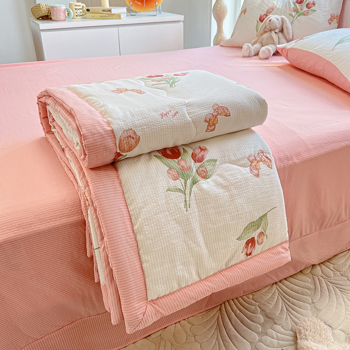 91家纺网 家纺一手货源 找家纺 安哆啦家纺 2024新款A类泡泡棉印花夏被四件套 恋人未满