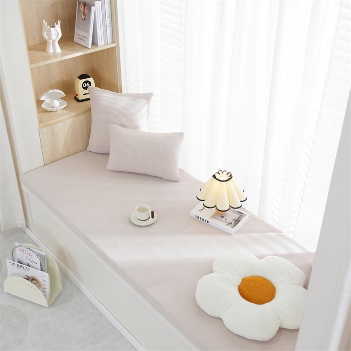 91家纺网 家纺一手货源 找家纺 共鸣沙发垫  2024新款5cm厚50D玉米粒绒回形格海绵飘窗垫 玉米粒绒米色