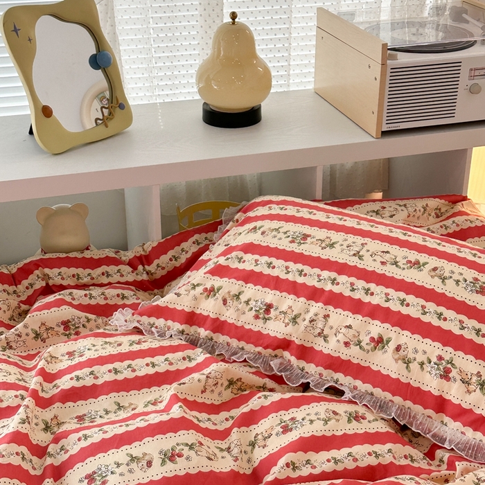 91家纺网 家纺一手货源 找家纺 昔可家纺 2024新款全棉仙仙雪纺纱花边四件套 红色竖条花