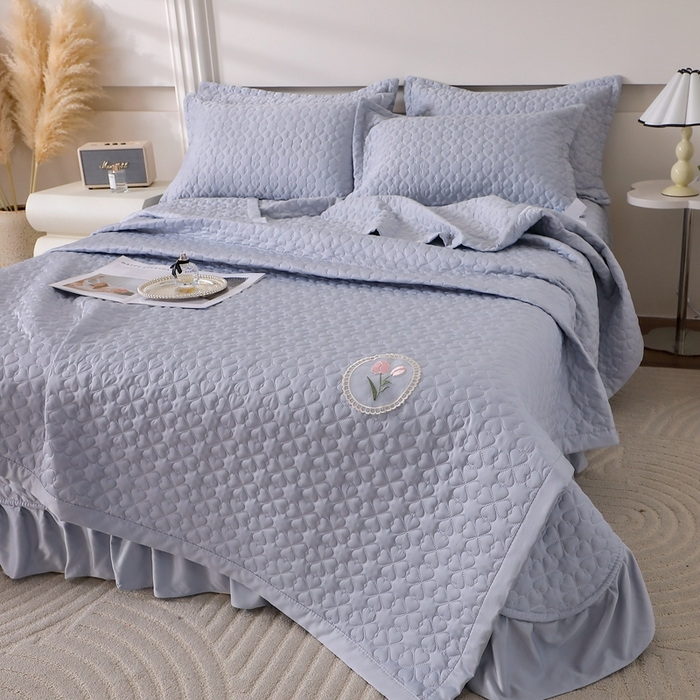 91家纺网 家纺一手货源 找家纺 佳梦家纺 2024新款花边天丝床盖三件套 冰雪绸天丝-浅灰色