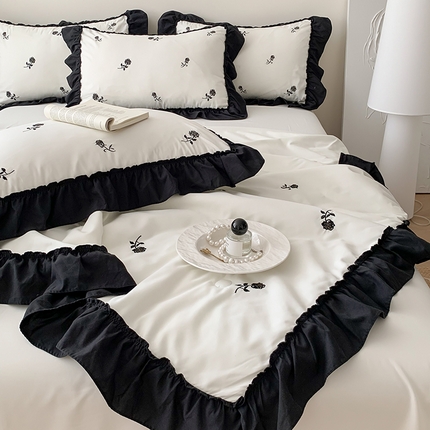91家纺网 家纺一手货源 找家纺 逸尚阁 2025新款水洗磨毛刺绣花边夏被四件套--初荷系列(拍法二） 初荷-白黑玫瑰