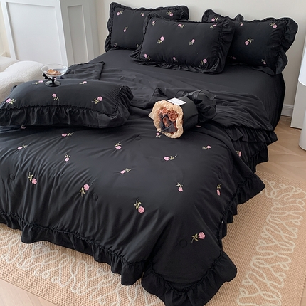 91家纺网 家纺一手货源 找家纺 你好美丽 2025新款亲肤舒适水洗磨毛刺绣荷叶夏被四件套—初荷（场景二） 初荷-黑玫瑰