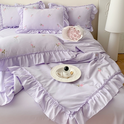 91家纺网 家纺一手货源 找家纺 逸尚阁 2025新款水洗磨毛刺绣花边夏被四件套--初荷系列(拍法二） 初荷-紫玫瑰