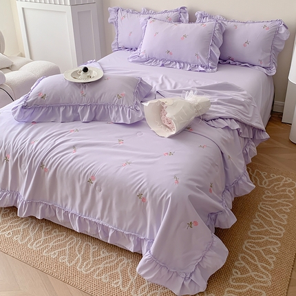 91家纺网 家纺一手货源 找家纺 你好美丽 2025新款亲肤舒适水洗磨毛刺绣荷叶夏被四件套—初荷（场景二） 初荷-紫玫瑰