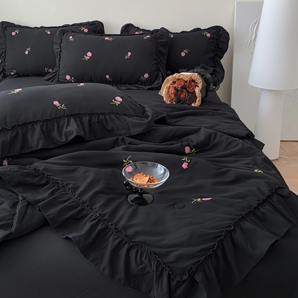 91家纺网 家纺一手货源 找家纺 逸尚阁 2025新款水洗磨毛刺绣花边夏被四件套--初荷系列(拍法二） 初荷-黑玫瑰