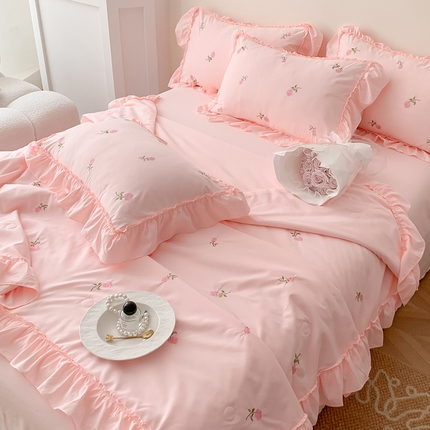91家纺网 家纺一手货源 找家纺 你好美丽 2025新款亲肤舒适水洗磨毛刺绣荷叶夏被四件套—初荷（场景二） 初荷-粉玫瑰