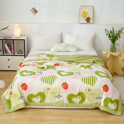 91家纺网 家纺一手货源 找家纺 江山被业 2025新款水洗棉麻双层纱大豆夏凉被 甜心草莓