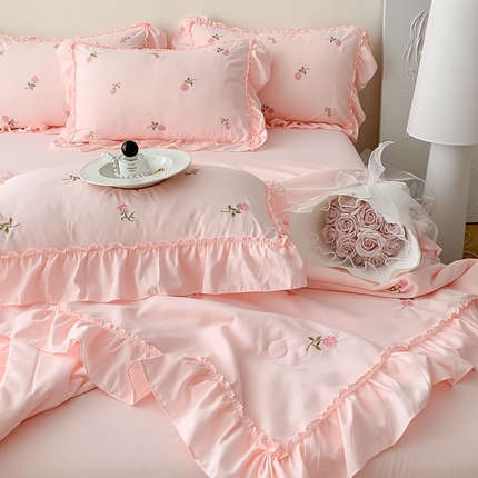91家纺网 家纺一手货源 找家纺 逸尚阁 2025新款水洗磨毛刺绣花边夏被四件套--初荷系列(拍法二） 初荷-粉玫瑰