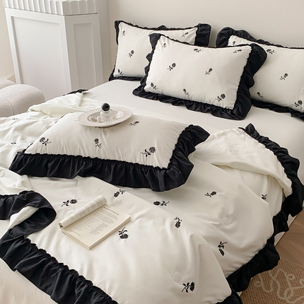 91家纺网 家纺一手货源 找家纺 你好美丽 2025新款亲肤舒适水洗磨毛刺绣荷叶夏被四件套—初荷（场景二） 初荷-白黑玫瑰