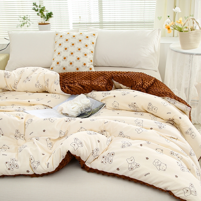 91家纺网 家纺一手货源 找家纺 江山被业 2025新款棉麻双层纱豆豆绒被芯 小熊嘟嘟