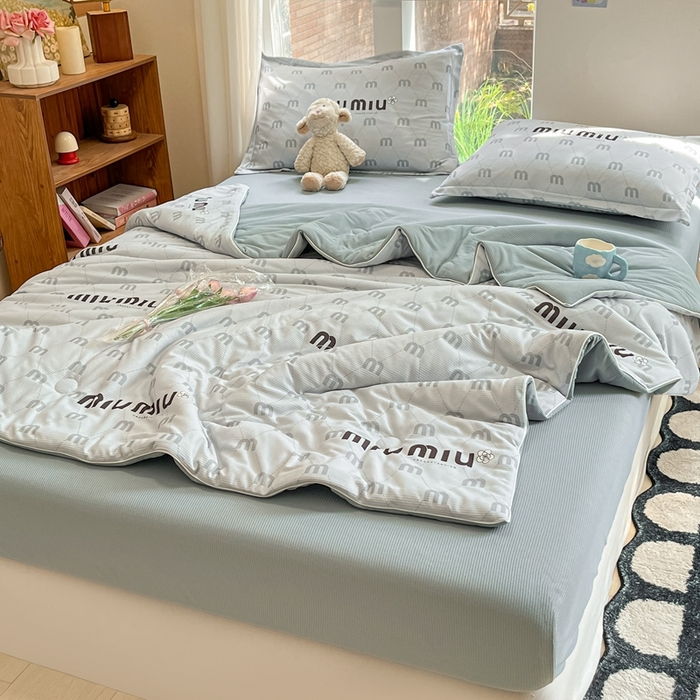 91家纺网 家纺一手货源 找家纺 吉祥家纺 2024新款华夫格夏被床笠四件套 时尚字母 灰