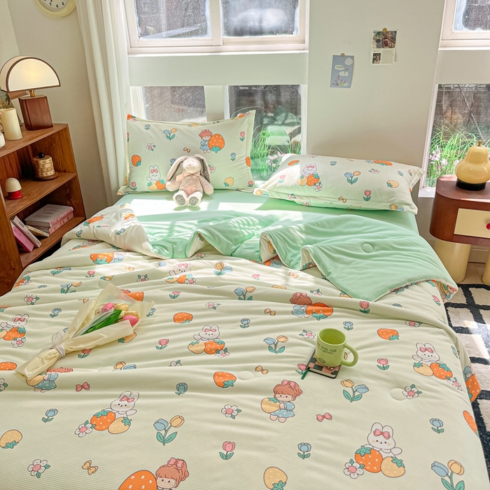 91家纺网 家纺一手货源 找家纺 吉祥家纺 2024新款华夫格夏被床笠四件套 草莓小兔 绿