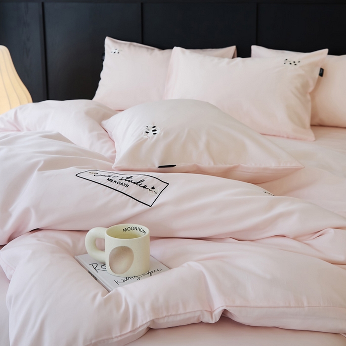 91家纺网 家纺一手货源 找家纺 荣轩家居 2024新款天丝棉刺绣四件套  波点猫-樱花粉