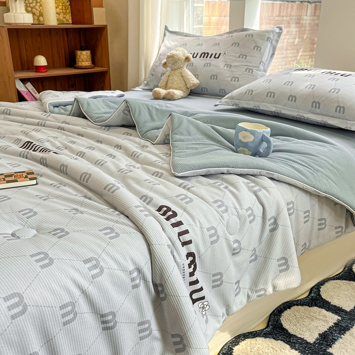 91家纺网 家纺一手货源 找家纺 吉祥家纺 2024新款华夫格夏被床笠四件套 时尚字母 灰
