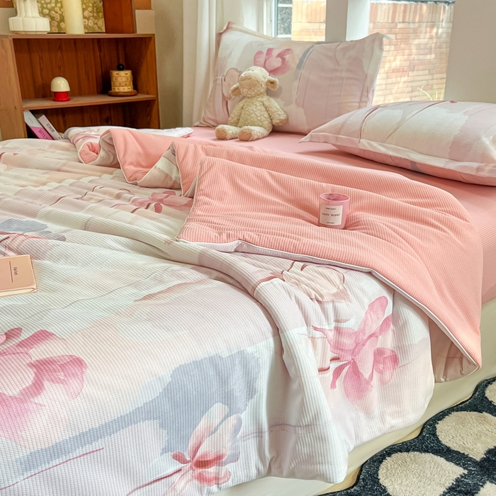 91家纺网 家纺一手货源 找家纺 吉祥家纺 2024新款华夫格夏被床笠四件套 水晕 粉