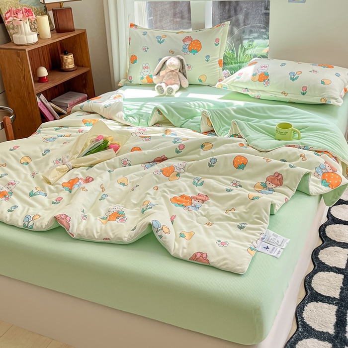 91家纺网 家纺一手货源 找家纺 吉祥家纺 2024新款华夫格夏被床笠四件套 草莓小兔 绿