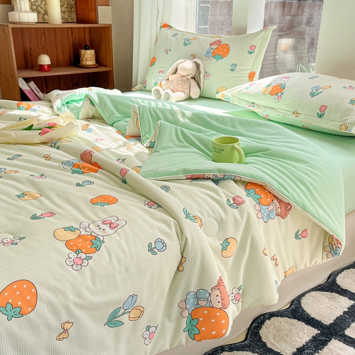 91家纺网 家纺一手货源 找家纺 吉祥家纺 2024新款华夫格夏被床笠四件套 草莓小兔 绿