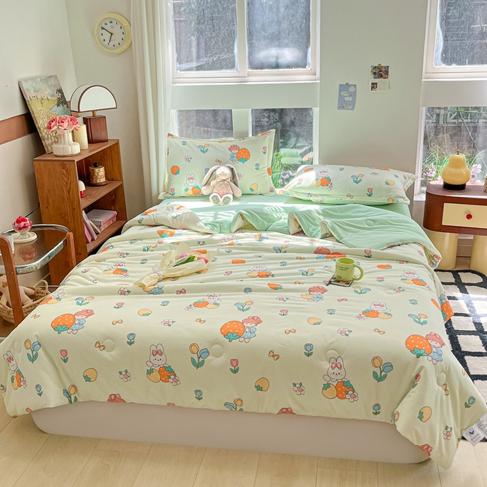 91家纺网 家纺一手货源 找家纺 吉祥家纺 2024新款华夫格夏被床笠四件套 草莓小兔 绿