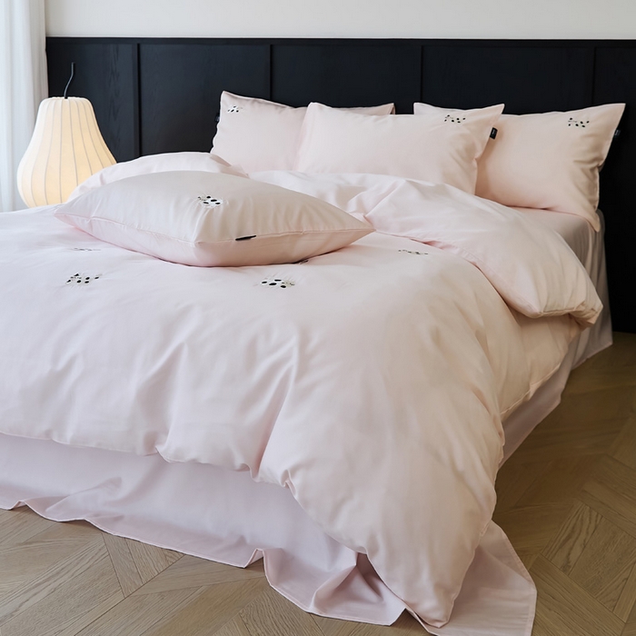 91家纺网 家纺一手货源 找家纺 荣轩家居 2024新款天丝棉刺绣四件套  波点猫-樱花粉