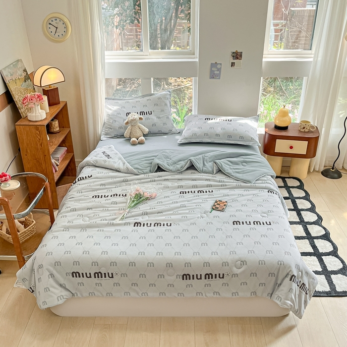 91家纺网 家纺一手货源 找家纺 吉祥家纺 2024新款华夫格夏被床笠四件套 时尚字母 灰