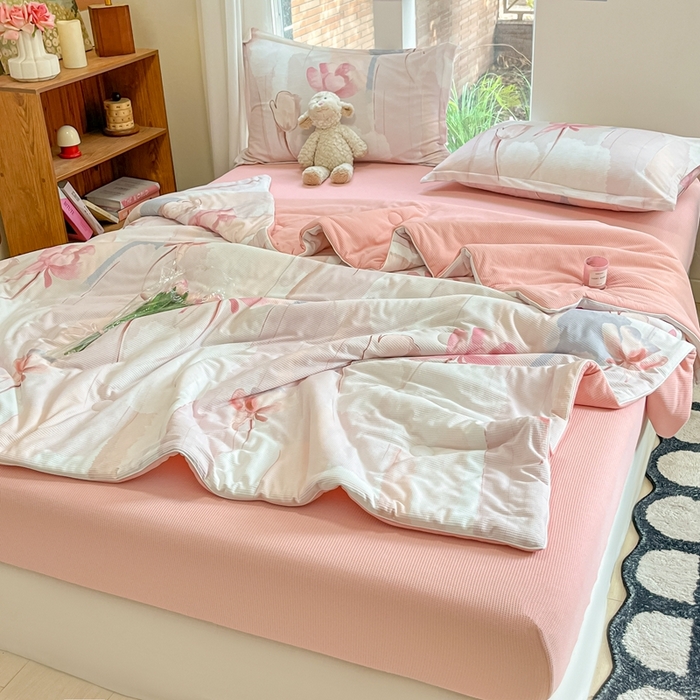 91家纺网 家纺一手货源 找家纺 吉祥家纺 2024新款华夫格夏被床笠四件套 水晕 粉