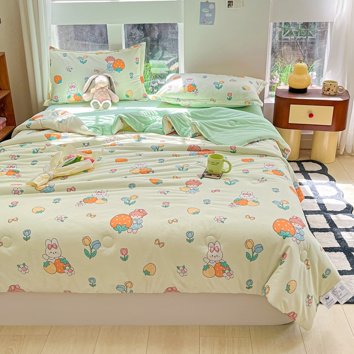 91家纺网 家纺一手货源 找家纺 吉祥家纺 2024新款华夫格夏被床笠四件套 草莓小兔 绿