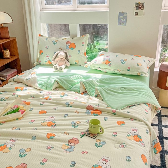 91家纺网 家纺一手货源 找家纺 吉祥家纺 2024新款华夫格夏被床笠四件套 草莓小兔 绿