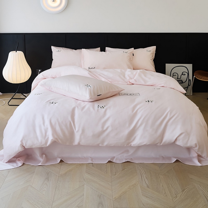 91家纺网 家纺一手货源 找家纺 荣轩家居 2024新款天丝棉刺绣四件套  波点猫-樱花粉