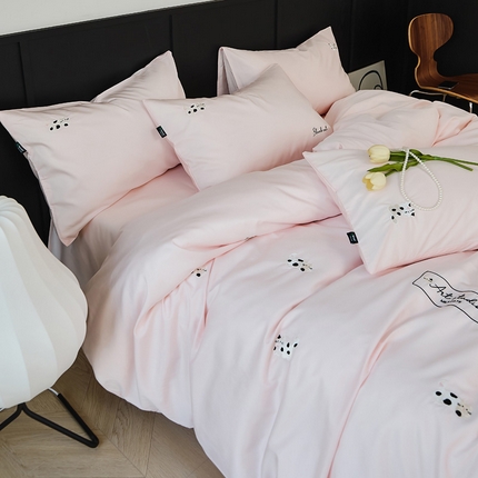 荣轩家居 2024新款天丝棉刺绣四件套  波点猫-樱花粉