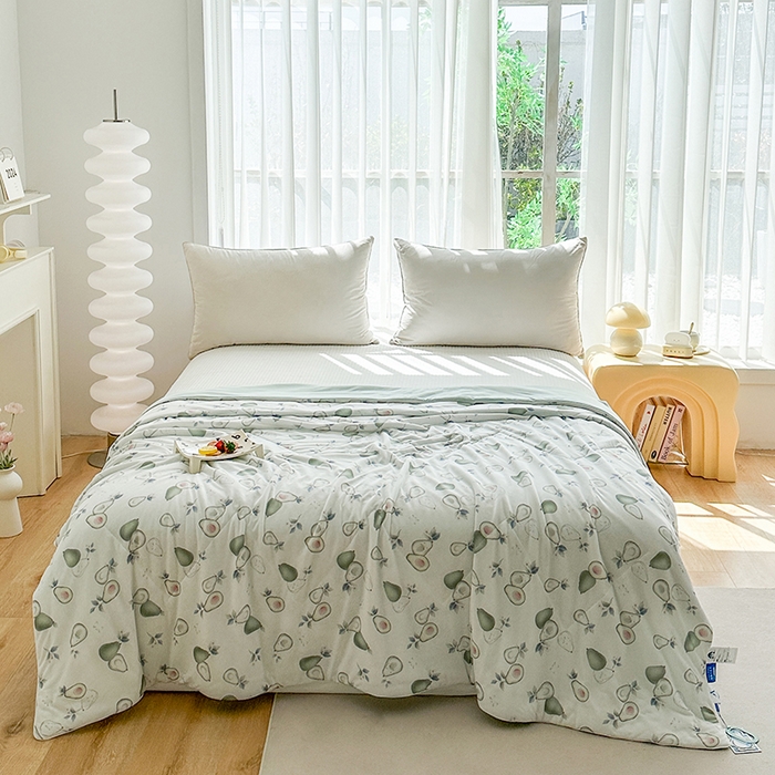 91家纺网 家纺一手货源 找家纺 佳居缘 2025新款A类全锦纶数码印花凉感夏被凉感丝夏被空调被 牛油果