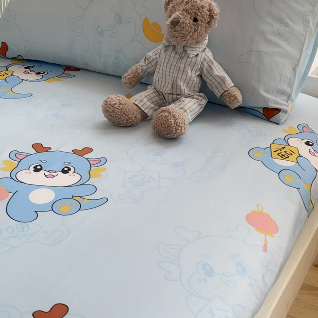 91家纺网 家纺一手货源 找家纺 金鑫汇 2024新款全棉卡通印花学生床垫套床笠系列 瑞龙送福