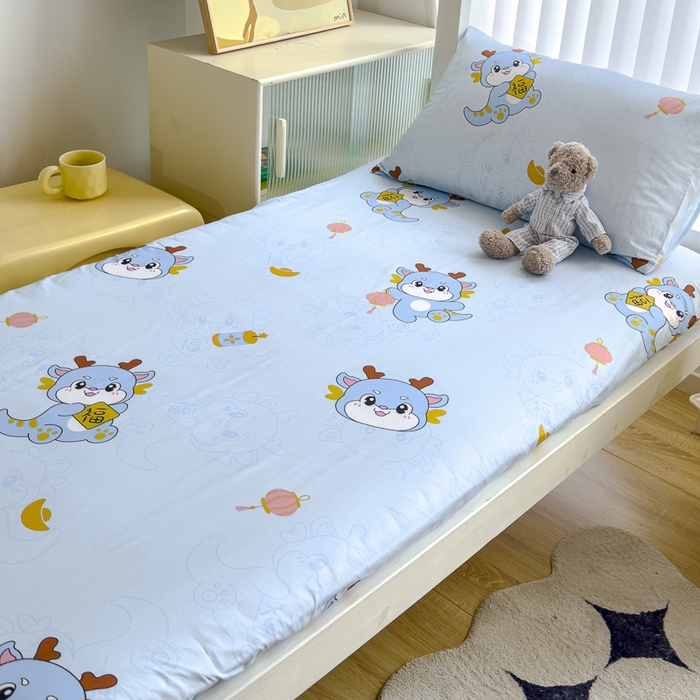 91家纺网 家纺一手货源 找家纺 金鑫汇 2024新款全棉卡通印花学生床垫套床笠系列 瑞龙送福